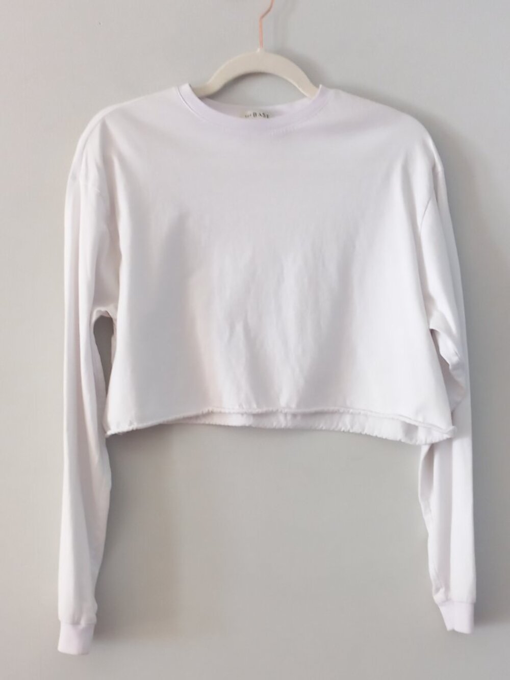 THE BASE - THE LATEST SCOOP white long sleeve cropped top